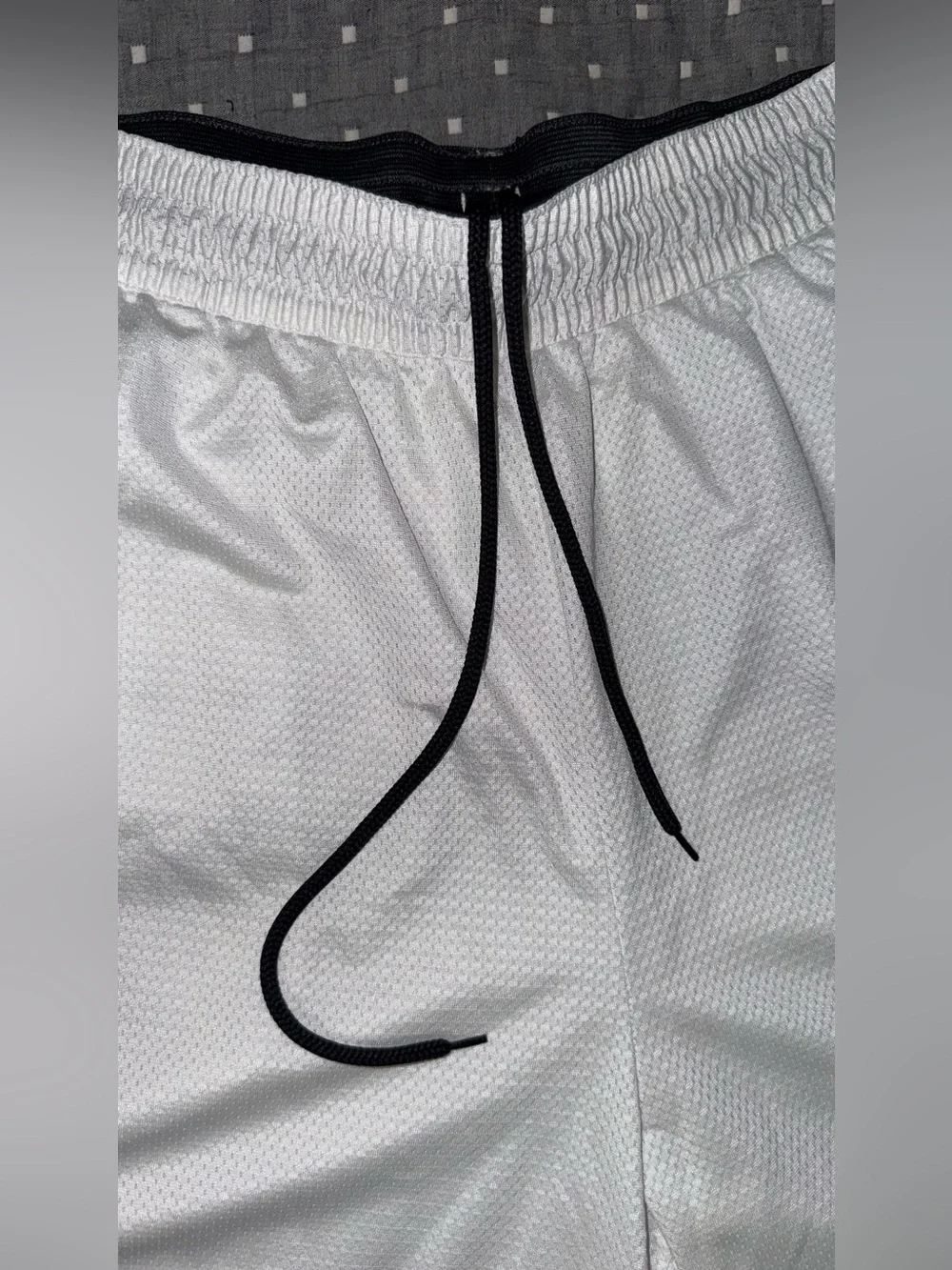Nike Men’s White Mesh Basketball Athletic Shorts with Black Trim size Large